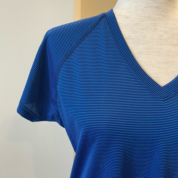 Under Armour V-Neck S/S T-Shirt NWT - Picture 3 of 8